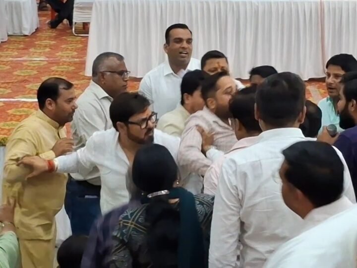 हरिद्वार नगर निगम की बोर्ड बैठक में हंगामा, बीच में स्थित