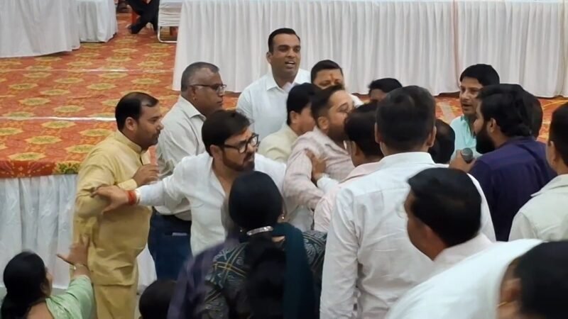 हरिद्वार नगर निगम की बोर्ड बैठक में हंगामा, बीच में स्थित