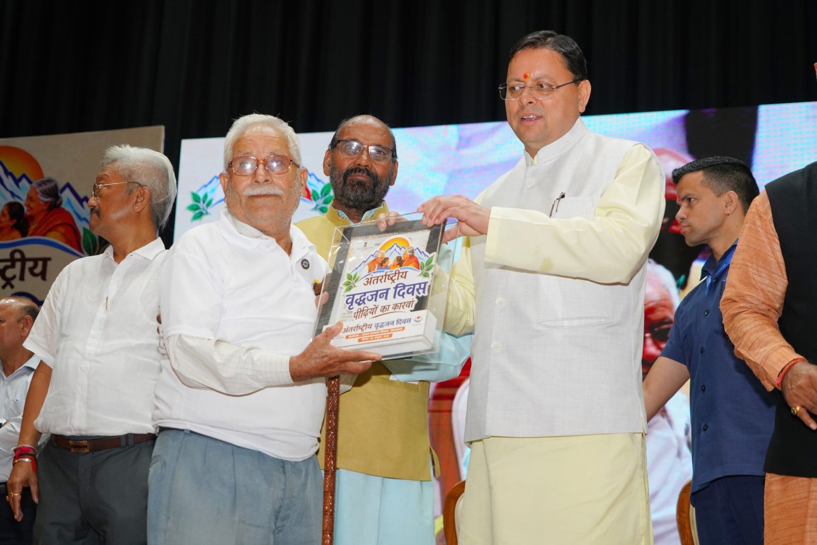 अंतर्राष्ट्रीय वृद्धजन दिवस समारोह में शामिल हुए मुख्यमंत्री, वरिष्ठ नागरिकों और मेधावी छात्र-छात्राओं को किया सम्मानित