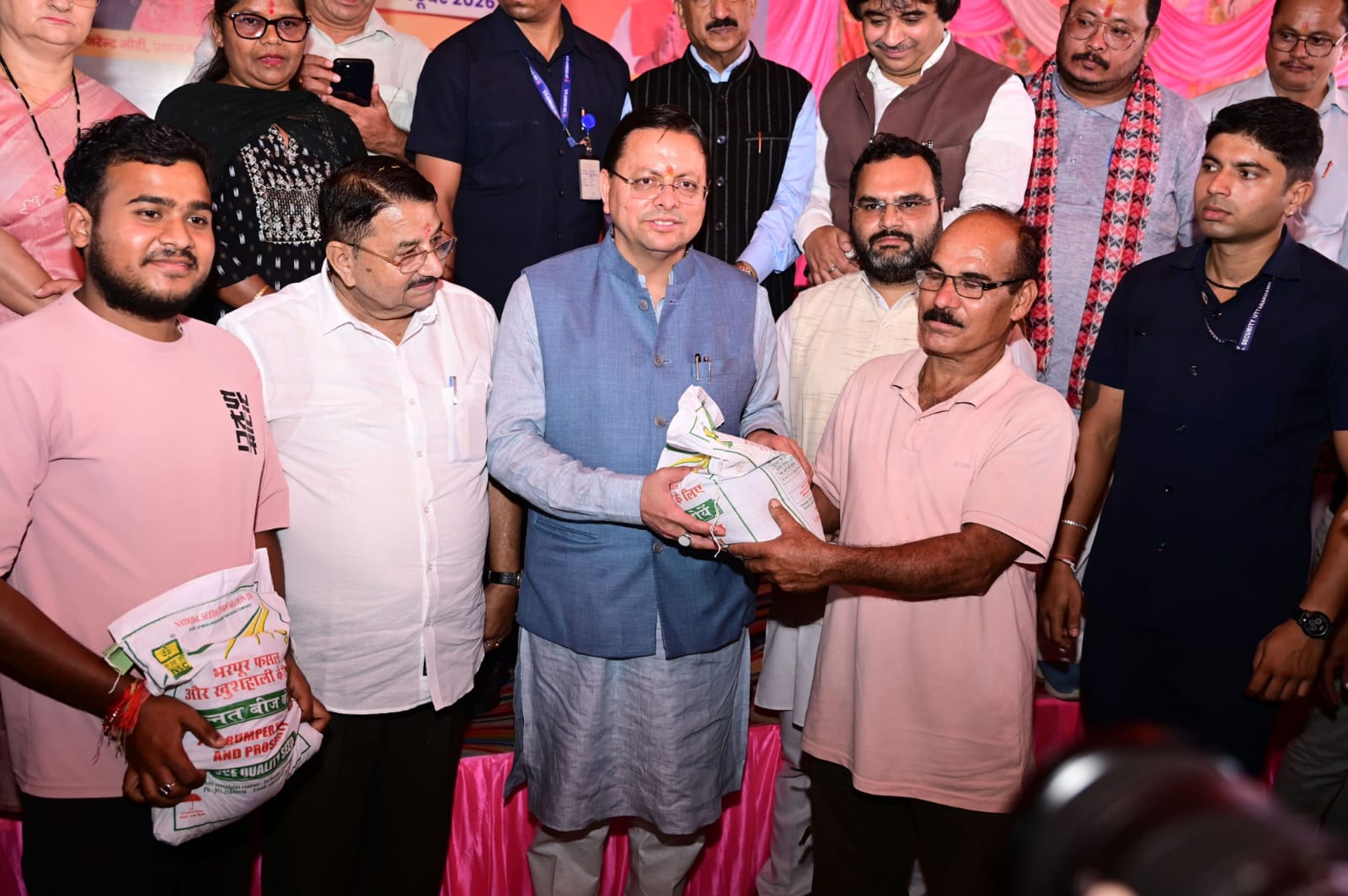 मुख्यमंत्री ने बहुउद्देशीय शिविर में बांटे कृषि यंत्र और किट, अधिकारियों को दिए जनसमस्याओं के त्वरित निस्तारण के निर्देश