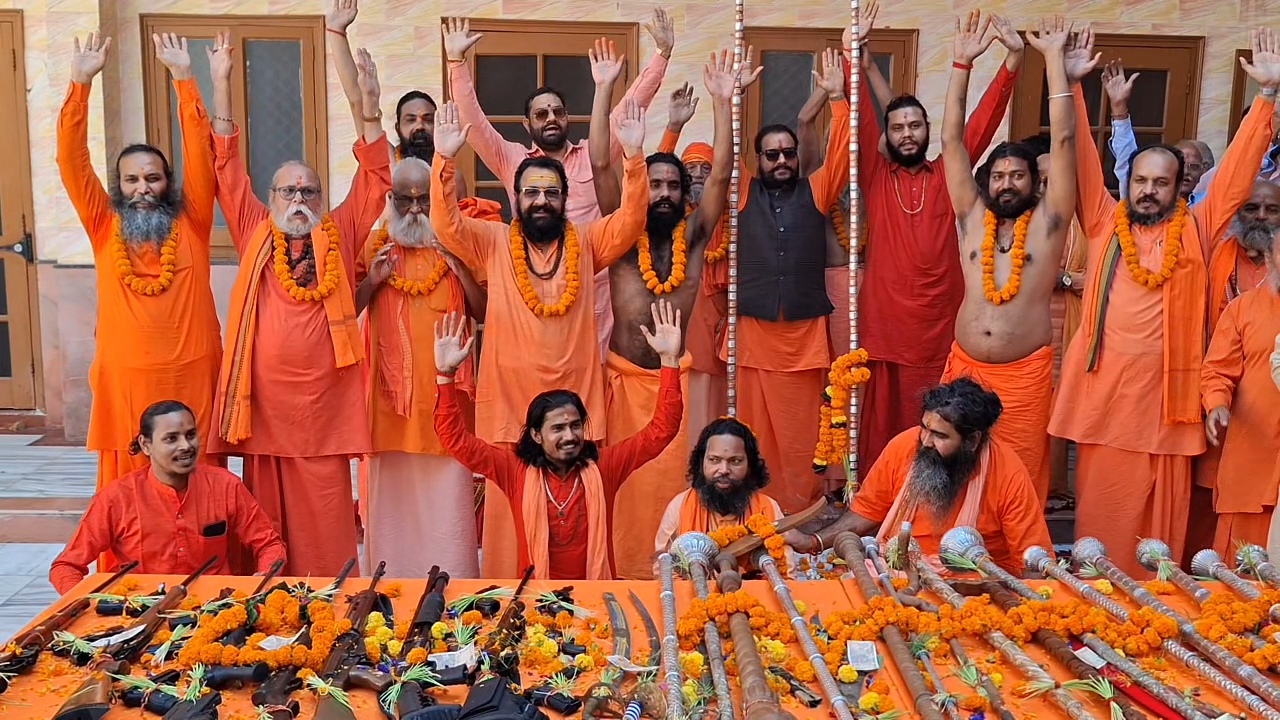 दशहरा शस्त्र पूजन: महानिर्वाणी अखाड़े में भाला, तलवार, असलहे सब पूजे गए